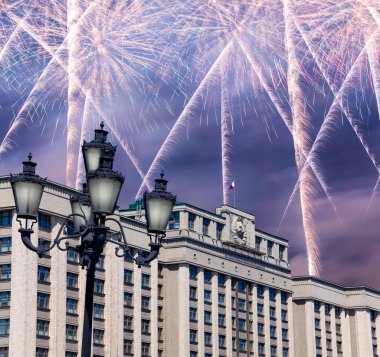 Zafer Günü (2. Dünya Savaşı) Moskova ve Rusya 'da Rusya Federasyonu Federal Meclisi Duma binasına havai fişekler atıldı.   