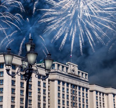 Zafer Günü (2. Dünya Savaşı) Moskova ve Rusya 'da Rusya Federasyonu Federal Meclisi Duma binasına havai fişekler atıldı.   