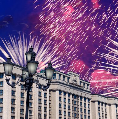 Zafer Günü (2. Dünya Savaşı) Moskova ve Rusya 'da Rusya Federasyonu Federal Meclisi Duma binasına havai fişekler atıldı.   