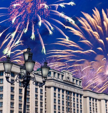 Zafer Günü (2. Dünya Savaşı) Moskova ve Rusya 'da Rusya Federasyonu Federal Meclisi Duma binasına havai fişekler atıldı.   