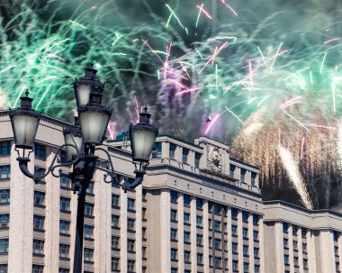 Zafer Günü (2. Dünya Savaşı) Moskova ve Rusya 'da Rusya Federasyonu Federal Meclisi Duma binasına havai fişekler atıldı.   