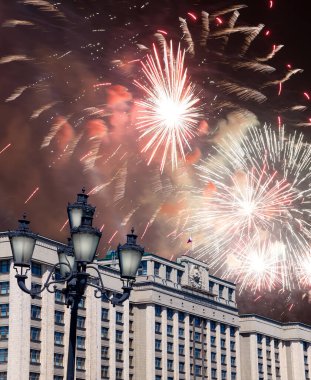 Zafer Günü (2. Dünya Savaşı) Moskova ve Rusya 'da Rusya Federasyonu Federal Meclisi Duma binasına havai fişekler atıldı.   