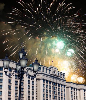 Zafer Günü (2. Dünya Savaşı) Moskova ve Rusya 'da Rusya Federasyonu Federal Meclisi Duma binasına havai fişekler atıldı.   