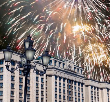 Zafer Günü (2. Dünya Savaşı) Moskova ve Rusya 'da Rusya Federasyonu Federal Meclisi Duma binasına havai fişekler atıldı.   