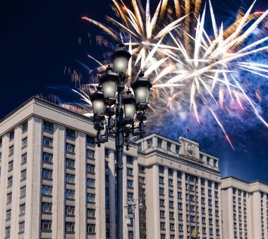 Zafer Günü (2. Dünya Savaşı) Moskova ve Rusya 'da Rusya Federasyonu Federal Meclisi Duma binasına havai fişekler atıldı.   
