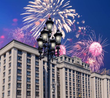 Zafer Günü (2. Dünya Savaşı) Moskova ve Rusya 'da Rusya Federasyonu Federal Meclisi Duma binasına havai fişekler atıldı.   