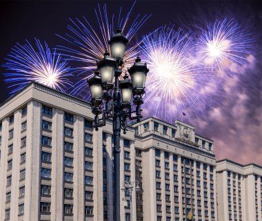 Zafer Günü (2. Dünya Savaşı) Moskova ve Rusya 'da Rusya Federasyonu Federal Meclisi Duma binasına havai fişekler atıldı.   