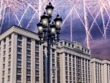 Zafer Günü (2. Dünya Savaşı) Moskova ve Rusya 'da Rusya Federasyonu Federal Meclisi Duma binasına havai fişekler atıldı.   