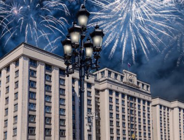 Zafer Günü (2. Dünya Savaşı) Moskova ve Rusya 'da Rusya Federasyonu Federal Meclisi Duma binasına havai fişekler atıldı.   