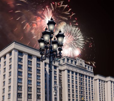 Zafer Günü (2. Dünya Savaşı) Moskova ve Rusya 'da Rusya Federasyonu Federal Meclisi Duma binasına havai fişekler atıldı.   