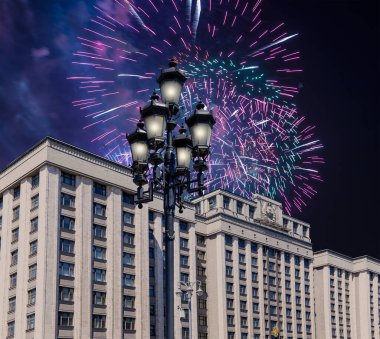 Zafer Günü (2. Dünya Savaşı) Moskova ve Rusya 'da Rusya Federasyonu Federal Meclisi Duma binasına havai fişekler atıldı.   