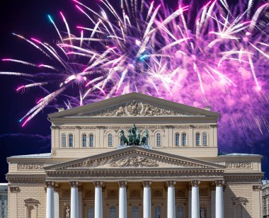 Zafer Günü (2. Dünya Savaşı) sırasında Bolşoy Tiyatrosu (Büyük, Büyük ya da Büyük Tiyatro) üzerindeki havai fişekler