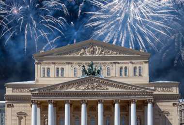 Zafer Günü (2. Dünya Savaşı) sırasında Bolşoy Tiyatrosu (Büyük, Büyük ya da Büyük Tiyatro) üzerindeki havai fişekler