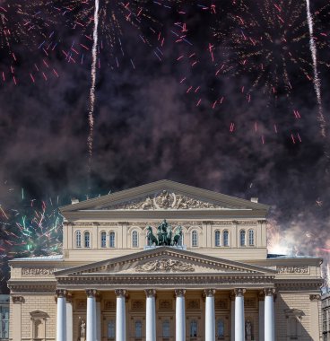 Zafer Günü (2. Dünya Savaşı) sırasında Bolşoy Tiyatrosu (Büyük, Büyük ya da Büyük Tiyatro) üzerindeki havai fişekler