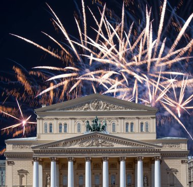 Zafer Günü (2. Dünya Savaşı) sırasında Bolşoy Tiyatrosu (Büyük, Büyük ya da Büyük Tiyatro) üzerindeki havai fişekler 