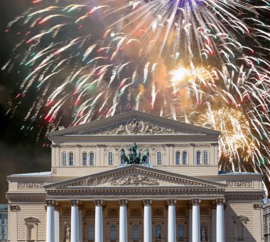 Zafer Günü (2. Dünya Savaşı) sırasında Bolşoy Tiyatrosu (Büyük, Büyük ya da Büyük Tiyatro) üzerindeki havai fişekler 