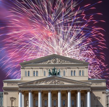 Zafer Günü (2. Dünya Savaşı) sırasında Bolşoy Tiyatrosu (Büyük, Büyük ya da Büyük Tiyatro) üzerindeki havai fişekler