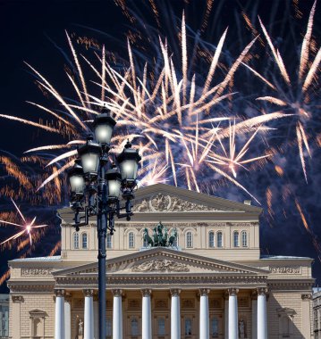 Zafer Günü (2. Dünya Savaşı) sırasında Bolşoy Tiyatrosu (Büyük, Büyük ya da Büyük Tiyatro) üzerindeki havai fişekler 