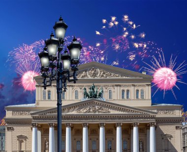 Zafer Günü (2. Dünya Savaşı) sırasında Bolşoy Tiyatrosu (Büyük, Büyük ya da Büyük Tiyatro) üzerindeki havai fişekler