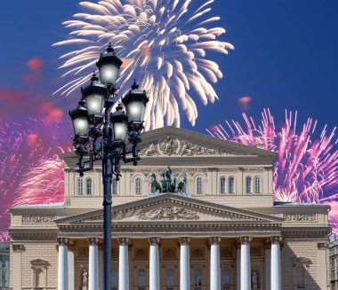 Zafer Günü (2. Dünya Savaşı) sırasında Bolşoy Tiyatrosu (Büyük, Büyük ya da Büyük Tiyatro) üzerindeki havai fişekler