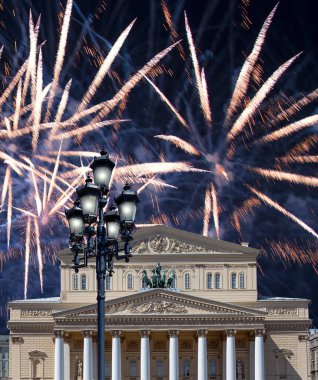 Zafer Günü (2. Dünya Savaşı) sırasında Bolşoy Tiyatrosu (Büyük, Büyük ya da Büyük Tiyatro) üzerindeki havai fişekler