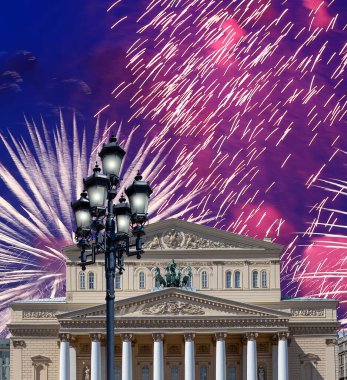 Zafer Günü (2. Dünya Savaşı) sırasında Bolşoy Tiyatrosu (Büyük, Büyük ya da Büyük Tiyatro) üzerindeki havai fişekler