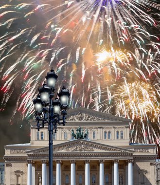Zafer Günü (2. Dünya Savaşı) sırasında Bolşoy Tiyatrosu (Büyük, Büyük ya da Büyük Tiyatro) üzerindeki havai fişekler