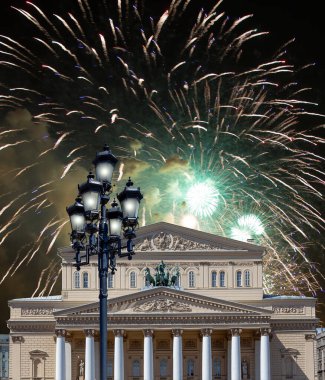 Zafer Günü (2. Dünya Savaşı) sırasında Bolşoy Tiyatrosu (Büyük, Büyük ya da Büyük Tiyatro) üzerindeki havai fişekler