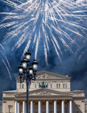 Zafer Günü (2. Dünya Savaşı) sırasında Bolşoy Tiyatrosu (Büyük, Büyük ya da Büyük Tiyatro) üzerindeki havai fişekler 