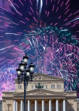 Zafer Günü (2. Dünya Savaşı) sırasında Bolşoy Tiyatrosu (Büyük, Büyük ya da Büyük Tiyatro) üzerindeki havai fişekler