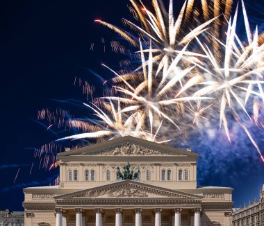 Zafer Günü (2. Dünya Savaşı) sırasında Bolşoy Tiyatrosu (Büyük, Büyük ya da Büyük Tiyatro) üzerindeki havai fişekler 