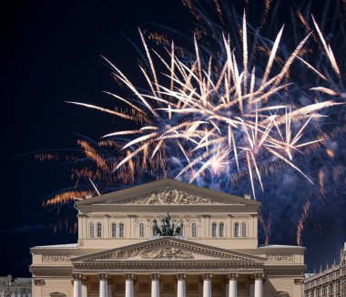 Zafer Günü (2. Dünya Savaşı) sırasında Bolşoy Tiyatrosu (Büyük, Büyük ya da Büyük Tiyatro) üzerindeki havai fişekler