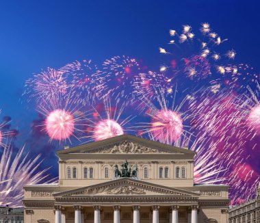 Zafer Günü (2. Dünya Savaşı) sırasında Bolşoy Tiyatrosu (Büyük, Büyük ya da Büyük Tiyatro) üzerindeki havai fişekler 