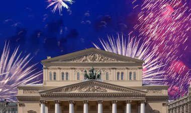 Zafer Günü (2. Dünya Savaşı) sırasında Bolşoy Tiyatrosu (Büyük, Büyük ya da Büyük Tiyatro) üzerindeki havai fişekler