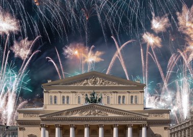 Zafer Günü (2. Dünya Savaşı) sırasında Bolşoy Tiyatrosu (Büyük, Büyük ya da Büyük Tiyatro) üzerindeki havai fişekler