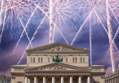 Zafer Günü (2. Dünya Savaşı) sırasında Bolşoy Tiyatrosu (Büyük, Büyük ya da Büyük Tiyatro) üzerindeki havai fişekler