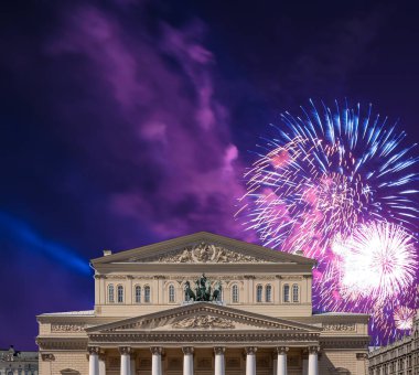 Zafer Günü (2. Dünya Savaşı) sırasında Bolşoy Tiyatrosu (Büyük, Büyük ya da Büyük Tiyatro) üzerindeki havai fişekler