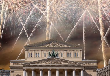 Zafer Günü (2. Dünya Savaşı) sırasında Bolşoy Tiyatrosu (Büyük, Büyük ya da Büyük Tiyatro) üzerindeki havai fişekler