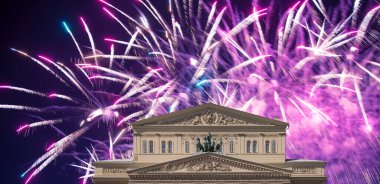 Zafer Günü (2. Dünya Savaşı) sırasında Bolşoy Tiyatrosu (Büyük, Büyük ya da Büyük Tiyatro) üzerindeki havai fişekler