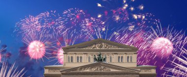 Zafer Günü (2. Dünya Savaşı) sırasında Bolşoy Tiyatrosu (Büyük, Büyük ya da Büyük Tiyatro) üzerindeki havai fişekler