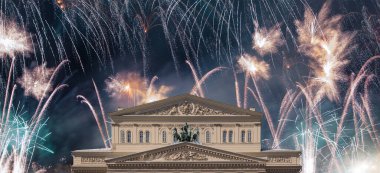 Zafer Günü (2. Dünya Savaşı) sırasında Bolşoy Tiyatrosu (Büyük, Büyük ya da Büyük Tiyatro) üzerindeki havai fişekler