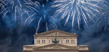 Zafer Günü (2. Dünya Savaşı) sırasında Bolşoy Tiyatrosu (Büyük, Büyük ya da Büyük Tiyatro) üzerindeki havai fişekler 