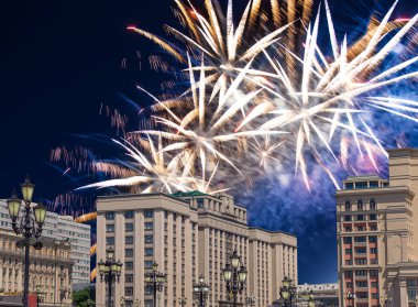 Zafer Günü (2. Dünya Savaşı) Moskova ve Rusya 'da Rusya Federasyonu Federal Meclisi Duma binasına havai fişekler atıldı.   