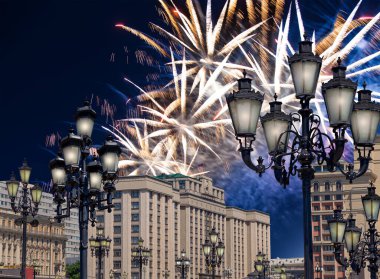 Zafer Günü (2. Dünya Savaşı) Moskova ve Rusya 'da Rusya Federasyonu Federal Meclisi Duma binasına havai fişekler atıldı.   