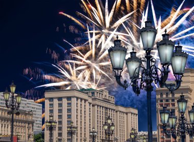 Zafer Günü (2. Dünya Savaşı) Moskova ve Rusya 'da Rusya Federasyonu Federal Meclisi Duma binasına havai fişekler atıldı.   