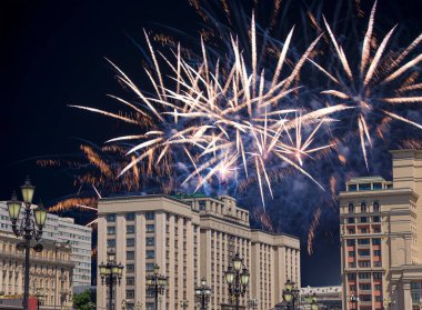 Zafer Günü (2. Dünya Savaşı) Moskova ve Rusya 'da Rusya Federasyonu Federal Meclisi Duma binasına havai fişekler atıldı.   
