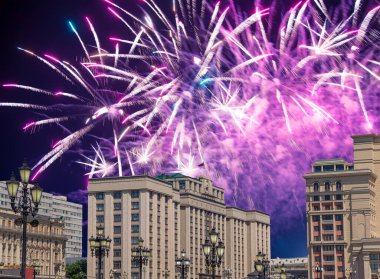 Zafer Günü (2. Dünya Savaşı) Moskova ve Rusya 'da Rusya Federasyonu Federal Meclisi Duma binasına havai fişekler atıldı.   