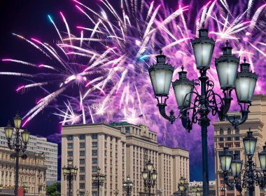 Zafer Günü (2. Dünya Savaşı) Moskova ve Rusya 'da Rusya Federasyonu Federal Meclisi Duma binasına havai fişekler atıldı.   