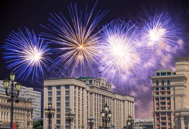Zafer Günü (2. Dünya Savaşı) Moskova ve Rusya 'da Rusya Federasyonu Federal Meclisi Duma binasına havai fişekler atıldı.   