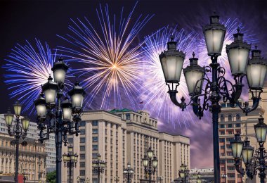 Zafer Günü (2. Dünya Savaşı) Moskova ve Rusya 'da Rusya Federasyonu Federal Meclisi Duma binasına havai fişekler atıldı.   